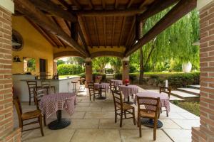 Agriturismo Corte Salandini餐厅或其他用餐的地方
