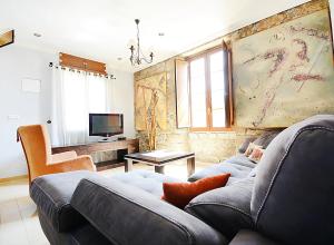 sala de estar con sofá y TV en Casa con precioso jardín en Vilanova de Arousa, en Villanueva de Arosa