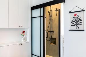 een douche met een glazen deur in de badkamer bij GuestReady - A minimalist comfort in Vanves in Vanves