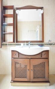 baño con lavabo y espejo grande en Casa con precioso jardín en Vilanova de Arousa, en Villanueva de Arosa