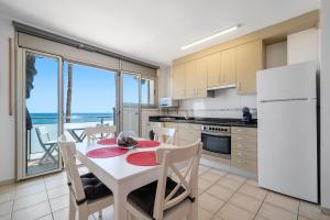 Kuchyňa alebo kuchynka v ubytovaní Hauzify I Apartament Colón 1B