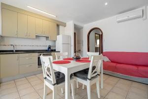 Kuchyňa alebo kuchynka v ubytovaní Hauzify I Apartament Colón 1B + 8 fotografií