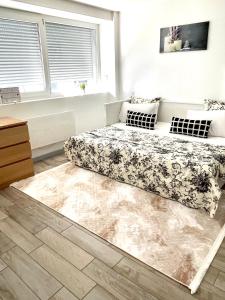 um quarto com 2 camas e um tapete em La perla em Besançon