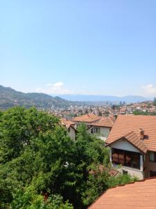widok na miasto z dachu domu w obiekcie The Bungalows w Sarajewie
