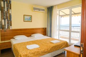 Habitación de hotel con cama y balcón en Hotel Star en Sunny Beach