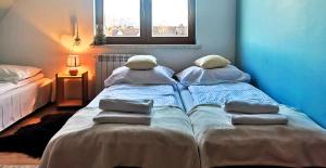 Un dormitorio con una cama con almohadas. en Apartament z widokiem na góry en Ząb