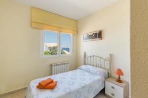 - une chambre avec un lit et une fenêtre dans l'établissement La Cala, à Cap de Palos