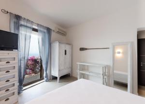 1 dormitorio con cama y ventana en Claro De Lua Circeo B&B, en San Felice Circeo