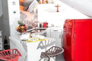 cocina con nevera roja y mesa con sillas en Loft 41, en Radolfzell am Bodensee
