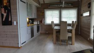cocina con mesa y sillas en una habitación en Perla, en Stryn