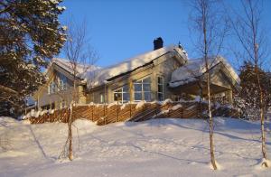 dom ze śniegiem na dachu w śniegu w obiekcie Perla w mieście Stryn