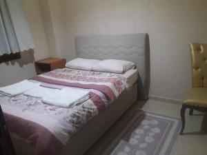 Llit o llits en una habitació de Yenifoça taş ev