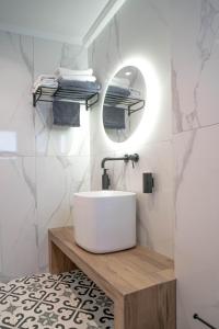 bagno con lavandino bianco e specchio di Agistri Beach a Skala