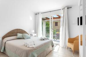 1 dormitorio con 1 cama con toallas en Sardegna è - New Rooms, en Olbia