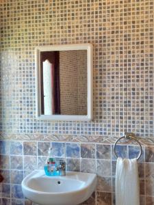 bagno con lavandino e specchio di Oued Laou Noor - Sunborn Holidays a Oued Laou