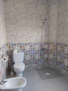 e bagno con servizi igienici, lavandino e doccia. di Oued Laou Noor - Sunborn Holidays a Oued Laou