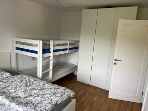 貝希特斯加登的住宿－Bergblick Buchenhöhe，一间卧室配有两张双层床和一个衣柜