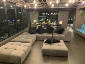ein großes Wohnzimmer mit Sofas und einem Tisch in der Unterkunft Base Condos in Pattaya South