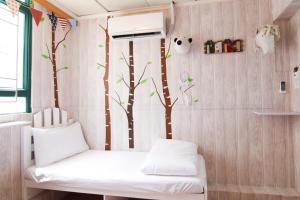 a room with tree decals on the wall at Cozy Inn Jordan Station in Hong Kong