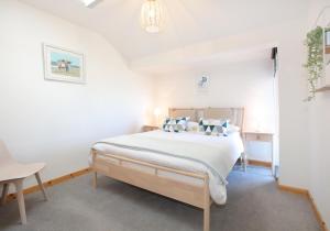 1 dormitorio con 1 cama con almohadas azules y blancas en Belle Haven Chalet., en Dunbar