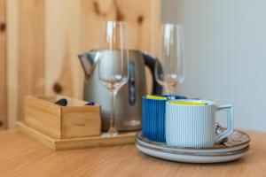 a table with cups and a blender on a table at Wiatr od morza Jantar - BursztynoveLove in Jantar