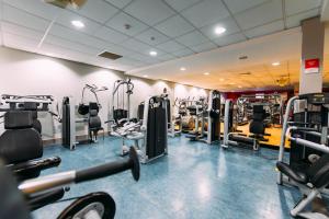 een fitnessruimte met loopbanden en machines in een kamer bij Armagh City Hotel in Armagh