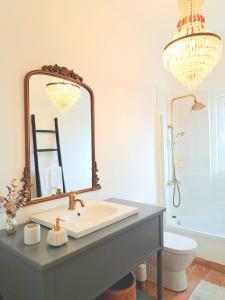 a bathroom with a sink and a mirror at Alecrim d'Aldeia in Fronteira