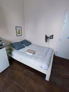 a white bed with blue pillows in a room at Appartement idéalement situé pour curiste in Châtel-Guyon