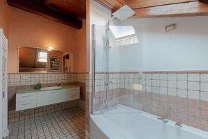 een badkamer met een bad, een douche en een wastafel bij Attico in Piazza Duomo in Milaan