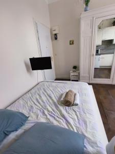 a bedroom with a bed with a stuffed animal on it at Appartement idéalement situé pour curiste in Châtel-Guyon