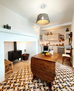 uma cozinha e sala de estar com uma mesa e um fogão em Alecrim d'Aldeia em Fronteira