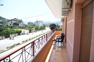 einen Balkon mit Straßenblick in der Unterkunft Guesthouse Leo in Berat