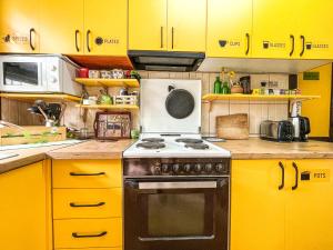 Kuchyň nebo kuchyňský kout v ubytování Hi Skopje Hostel