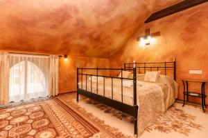 1 dormitorio con 1 cama en una habitación en Puchner Kastélyszálló en Bikal