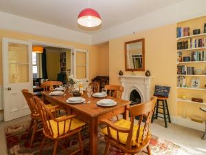 Un comedor con mesa y sillas y chimenea. en 27 Exeter Street, en Teignmouth