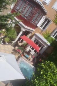 - une vue aérienne sur une maison avec une piscine dans l'établissement GUESTHOUSE La VILLAE, à Mazamet