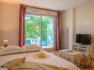 ein Schlafzimmer mit einem Bett und einem großen Fenster in der Unterkunft Vacancéole - Ker Goh Lenn - Vannes / Morbihan in Plescop
