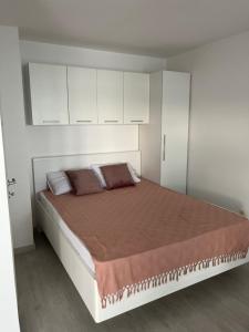 Schlafzimmer mit einem großen Bett und weißen Schränken in der Unterkunft SOL ET PAX in Drvenik Veli