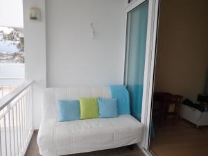 A seating area at Beachfront Studio with Private Path to the Sea