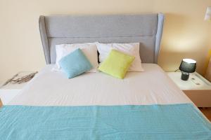 A bed or beds in a room at Beachfront Studio with Private Path to the Sea
