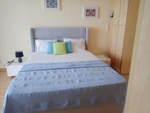 A bed or beds in a room at Beachfront Studio with Private Path to the Sea