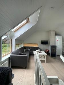 Posezení v ubytování Moderne leilighet med badstue og havutsikt