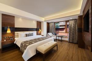 Letto o letti in una camera di Golden Tulip Srinagar