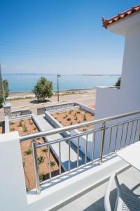 balcone con vista sull'oceano di Agistri Beach a Skala
