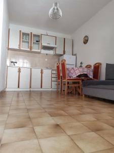 Kuhinja ili čajna kuhinja u objektu Apartments Kokotic