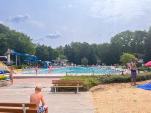 una gran piscina con gente jugando en ella en Heppenhaus en Uelsen