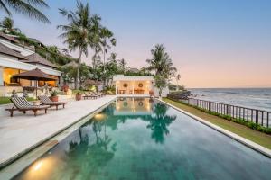 マンギスにあるVilla Dahlia, 4 bed Oceanfront Retreat, Candidasaの海の景色を望むスイミングプール