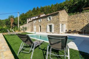 a house with two chairs and a swimming pool at Villa Casa Libera in Livade