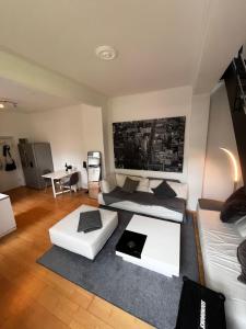 sala de estar con sofá y mesa en Traumloft Maisonette, en Düsseldorf