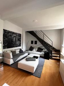 sala de estar con 2 camas y escalera en Traumloft Maisonette, en Düsseldorf